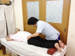 整骨院とは骨折、脱臼、挫傷（筋肉の痛み）、捻挫、打撲などの症状をの改善をサポートするところです。
例えば、「足首を捻った」「重いものを持ったら腰を痛めた」などの日常生活で起こる痛みや、野球やサッカー、バレーボールなどのスポーツでの怪我。
交通事故によるむち打ち、首や腰の痛み、肩のはり感が、整骨院の施術の対象となります。