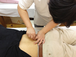 鍼施術は皮膚と体内の感覚を、灸施術は温度感覚を利用した施術法です。
鍼を皮膚に接触させたり、体内に刺激を送る事で神経機能を興奮させたり、抑制したりして自律神経を調整することで体調を整えます。
また、灸の熱刺激で血行を良くし、免疫力を高めます。
つまり、鍼や灸の刺激によって鈍っている体内機能の改善を促すのです。